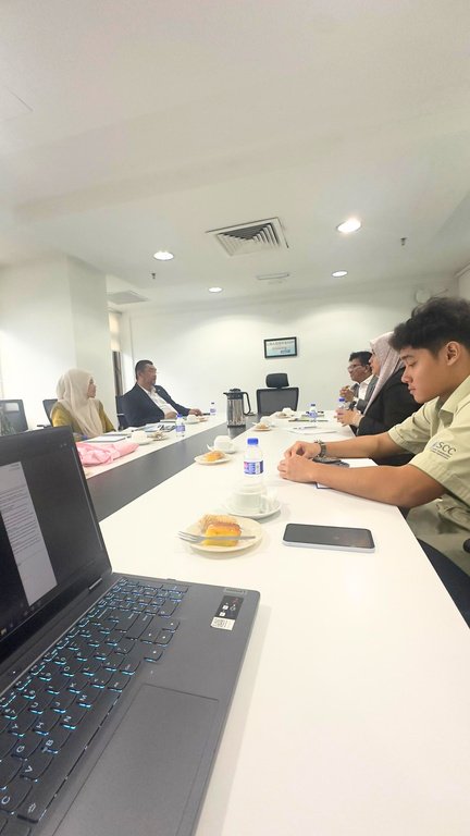 Working session in progress around a boardroom table
